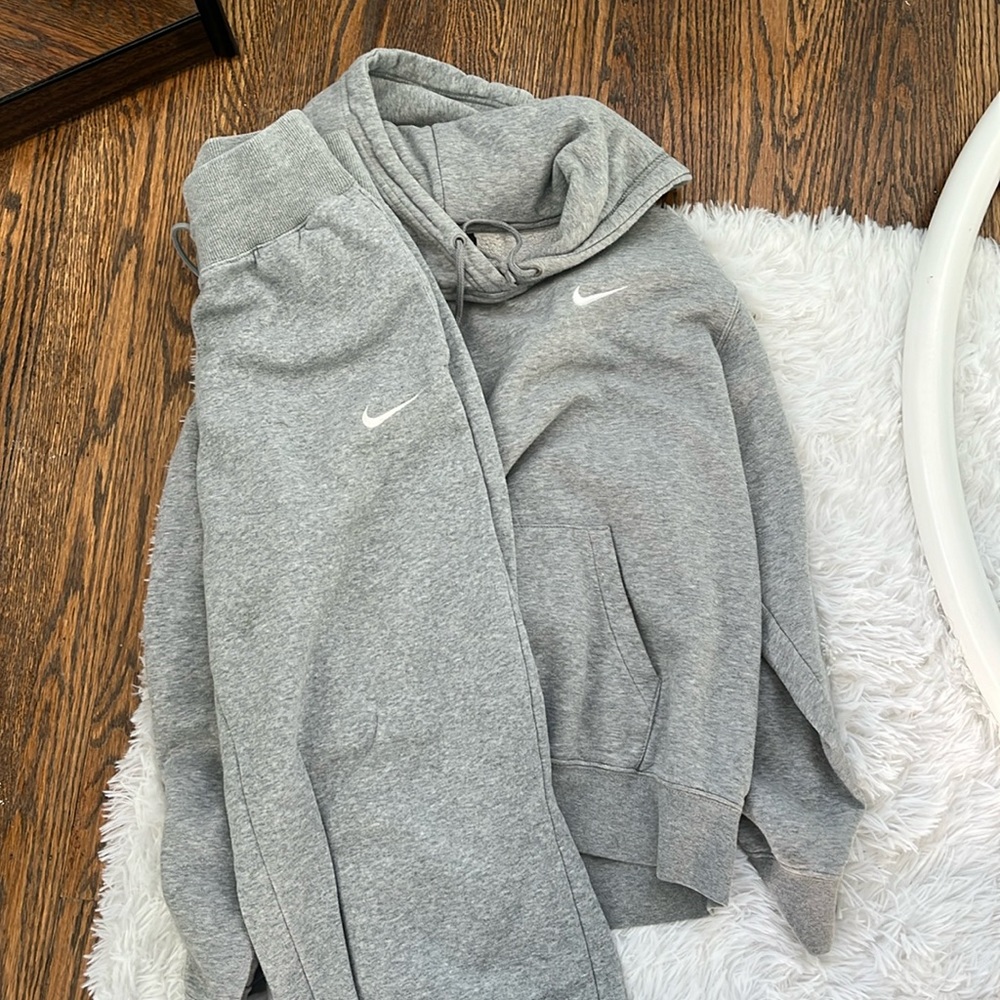 Grey Nike sweatpants and sweatshirt set
